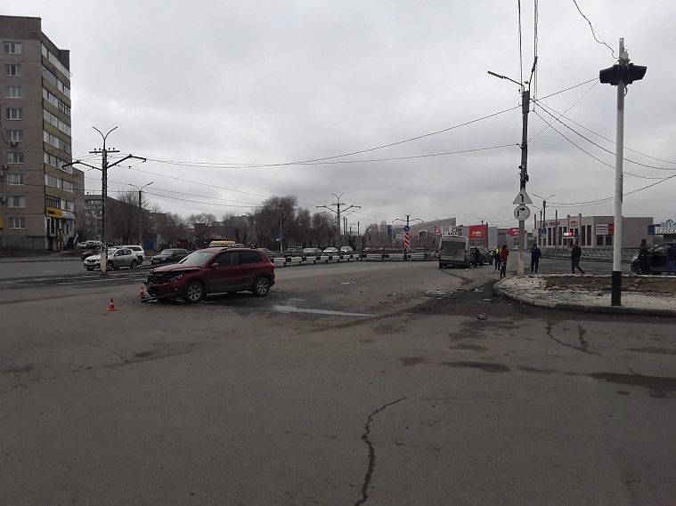 В Новотроицке иномарка «влетела» в автобус