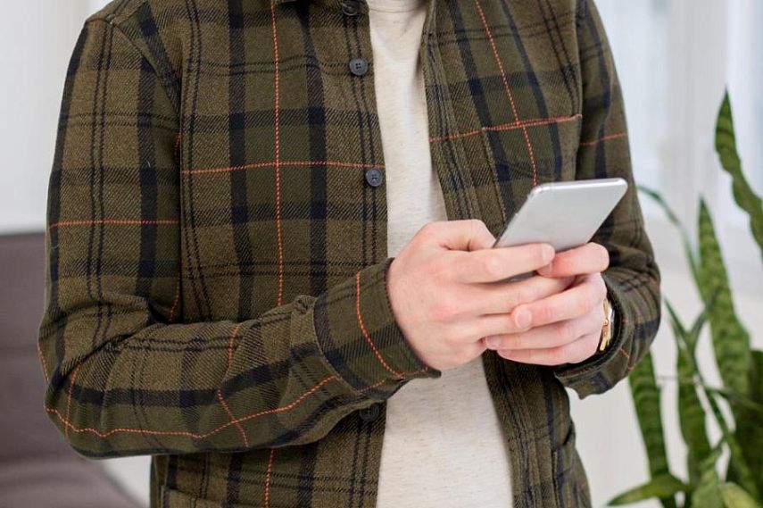 Житель Новотроицка нашёл на скамейке незаблокированный телефон и перевёл себе деньги 