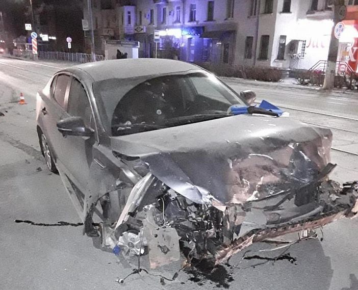В Новотроицке иномарка протаранила две машины