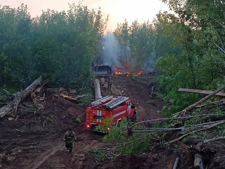 В Оренбуржье спецслужбы развернули борьбу с двумя крупными ландшафтными пожарами