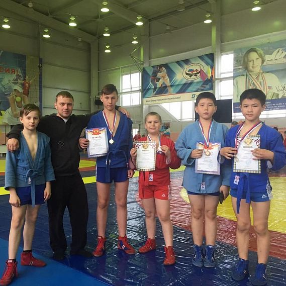Новотройчане завоевали 4 медали на турнире по самбо в Орске