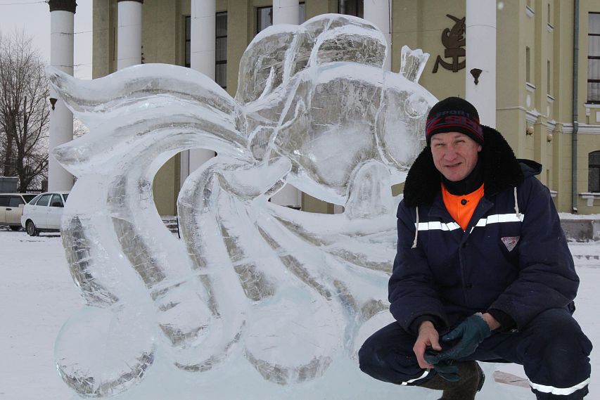 Работники Уральской Стали приступили к строительству ледового городка на площади Металлургов