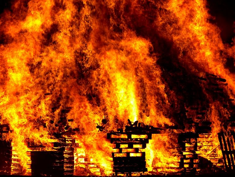 Новотроицк в происшествиях: сложный пожар в Аккермановке тушили 4 часа