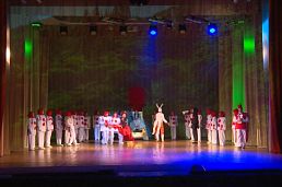 Уральская Сталь подарила ученикам подшефных школ и детям мобилизованных сотрудников предприятия танцевальный спектакль