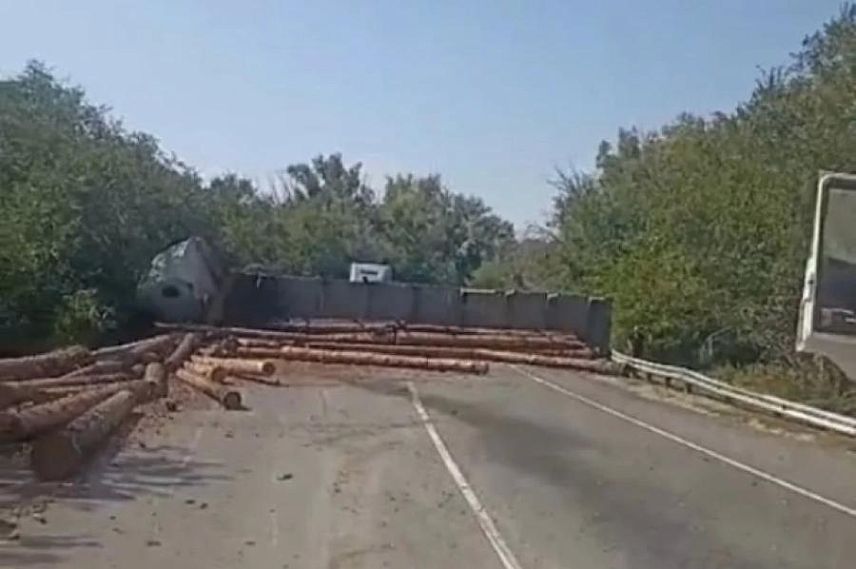На трассе Оренбург – Орск перевернулся лесовоз