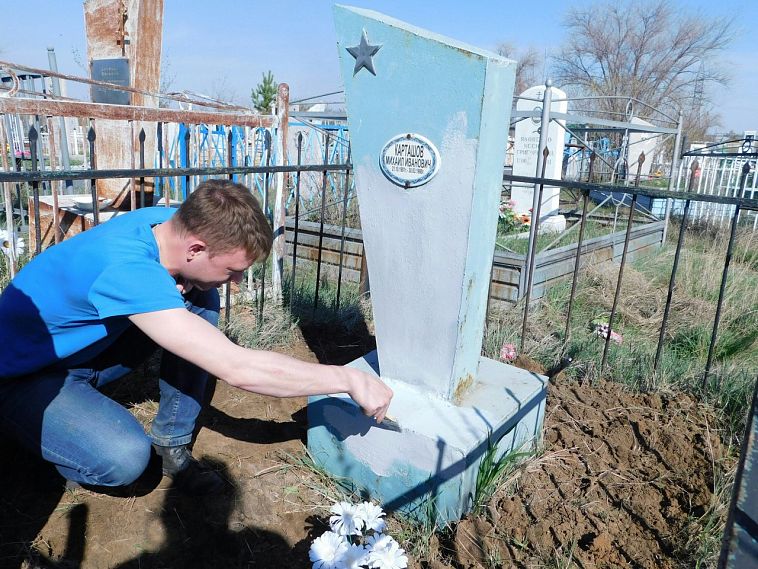 Молодые активисты Новотроицка позаботились о заброшенных могилах ветеранов 