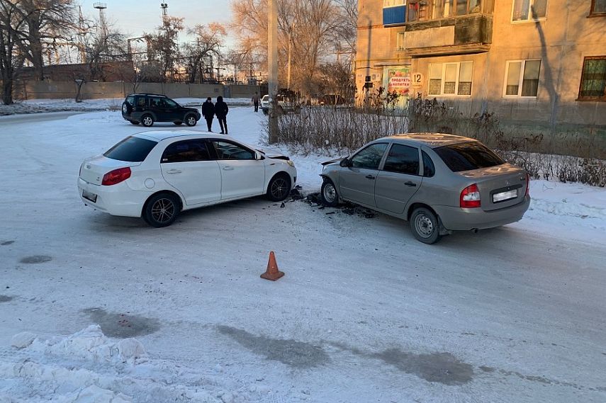 В Новотроицке в ДТП на улице Есенкова пострадал водитель