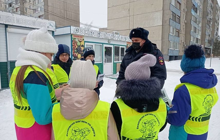 Юные дорожные инспекторы массово останавливали водителей и пешеходов Новотроицка
