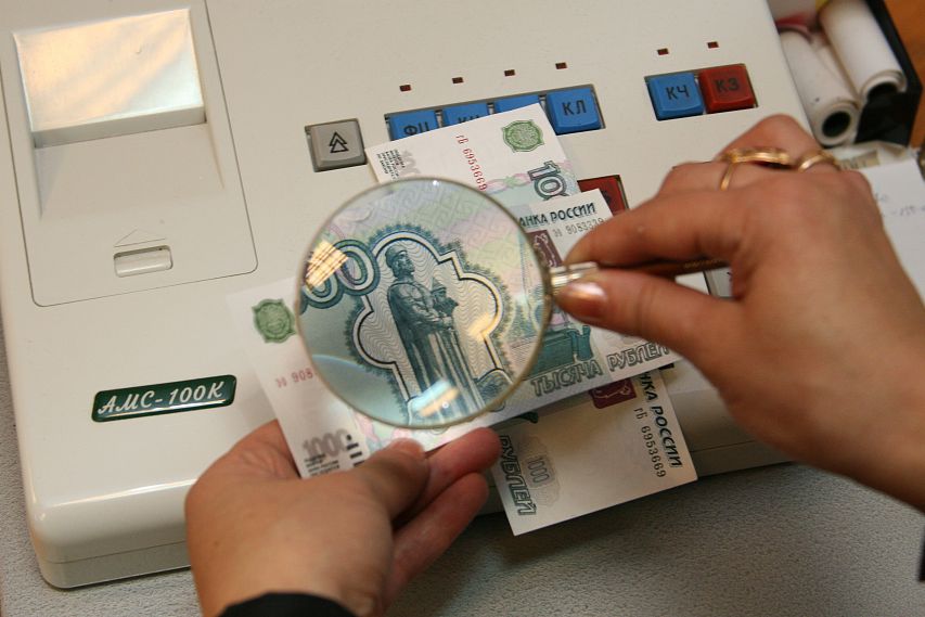 Сотрудники полиции Новотроицка разыскивают мужчин, подозреваемых в сбыте фальшивых денег 
