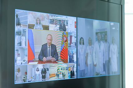 Президент России в режиме видеосвязи открыл инфекционную больницу в Оренбурге