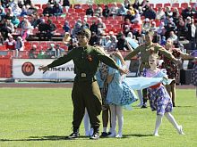 На стадионе «Металлург» организовали музыкально-театрализованное представление в честь Дня Победы
