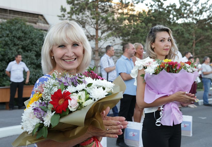 Награждение работников Уральской Стали у Доски Почета (фото) 