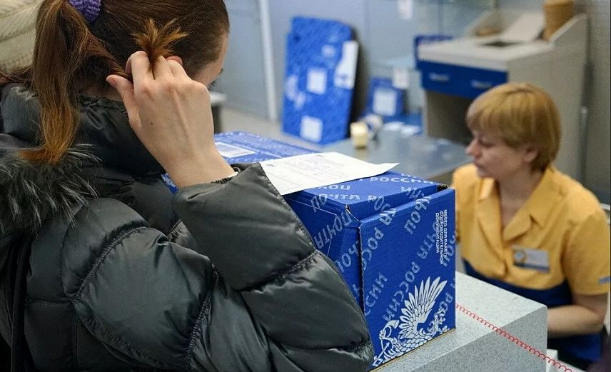 Новотройчанка заплатила за посылку с шапкой и картоном почти 4 тысячи рублей