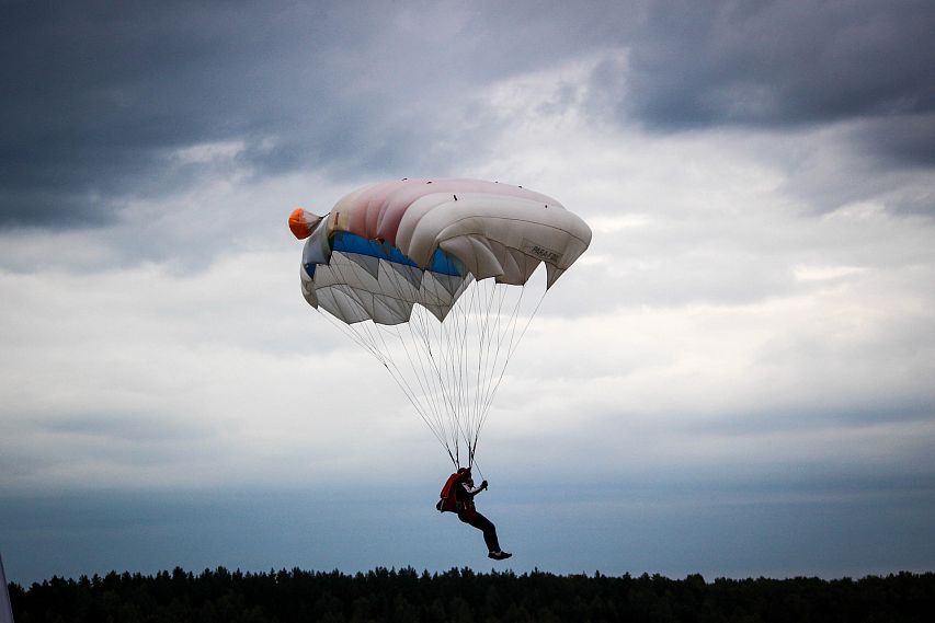 Новотройчане могут принять участие в розыгрыше прыжка с парашютом
