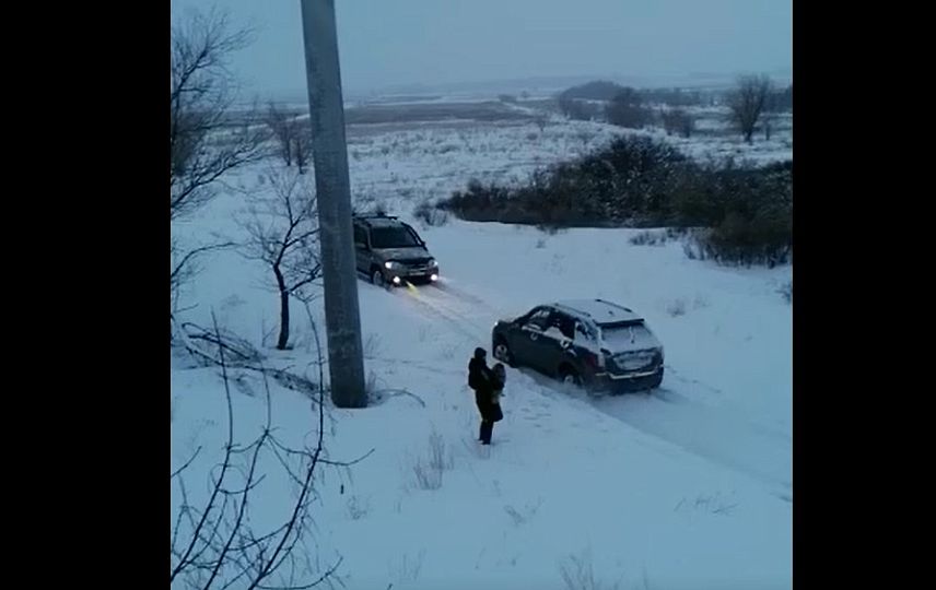 Инспекторы ДПС Новотроицка спасли водителя из кювета