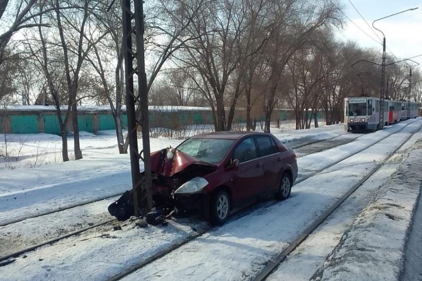 В Новотроицке женщина-водитель врезалась в электроопору