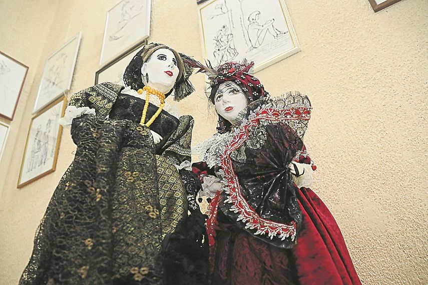 В музее Новотроицка проходит выставка исторического костюма орской художницы Дины Пугачёвой