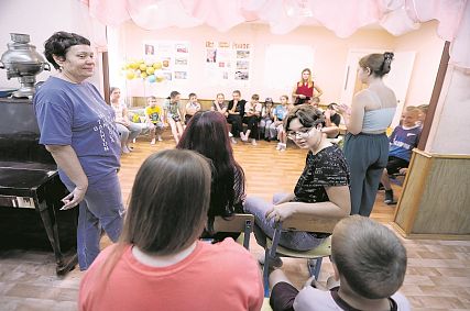 В Новотроицке педагог-психолог создала форум-театр, в котором подростки обсуждают свои проблемы