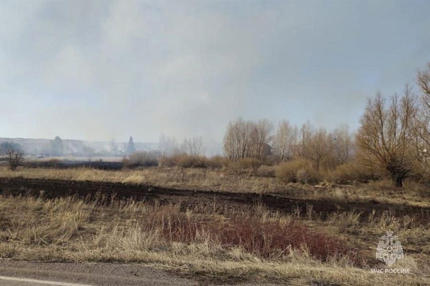 Вблизи Новотроицка вспыхнул ландшафтный пожар