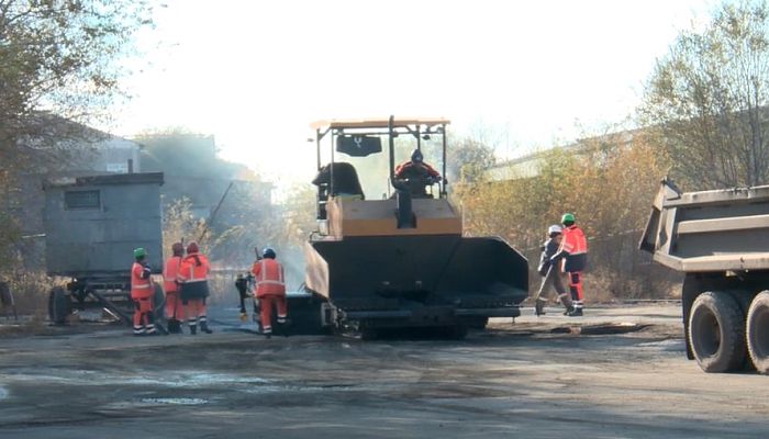 Автопарк дорожной службы Уральской Стали пополнил новый асфальтоукладчик