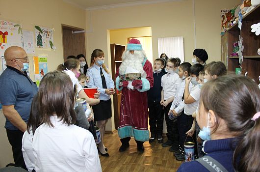 Полицейский Дед Мороз провёл для школьников Новотроицка новогодний квест 