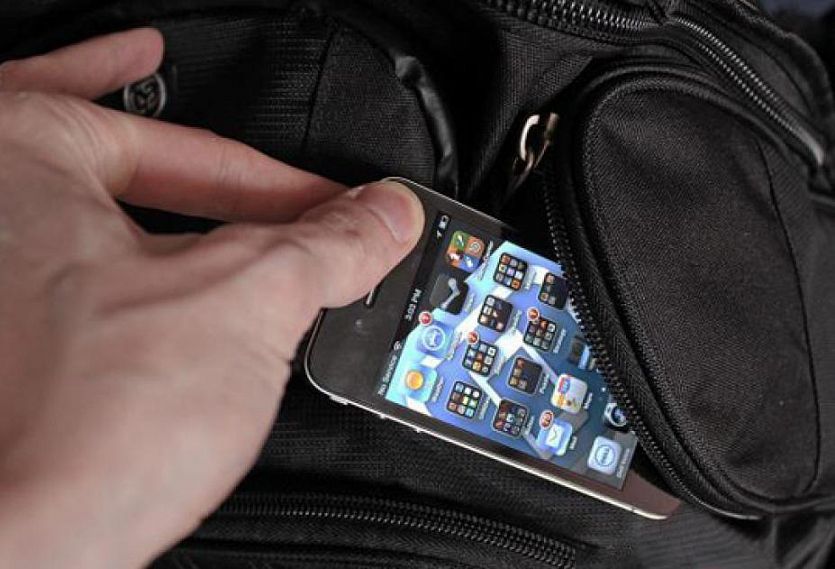 Полиция задержала новотройчанина, укравшего телефон у своего знакомого