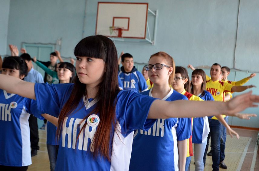 Чиновники и студенты Новотроицка вместе сделали зарядку во Всемирный день здоровья