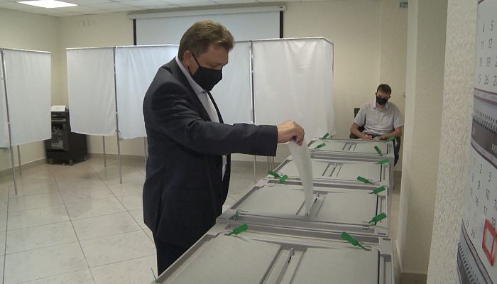Металлурги Уральской Стали приступили к досрочному голосованию