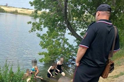В Новотроицке полицейские обнаружили пятерых купавшихся в неположенном месте детей