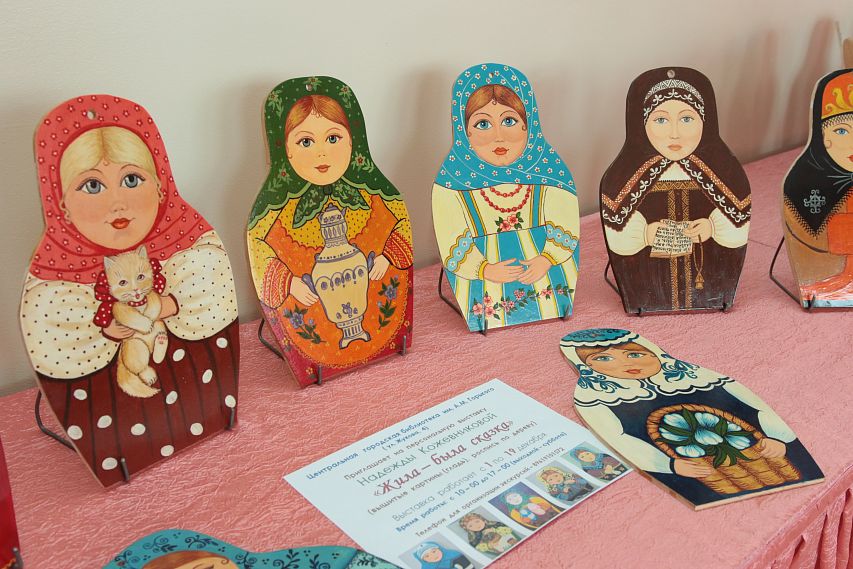 Выставка Надежды Кожевниковой открывает новотройчанам мир русской сказки