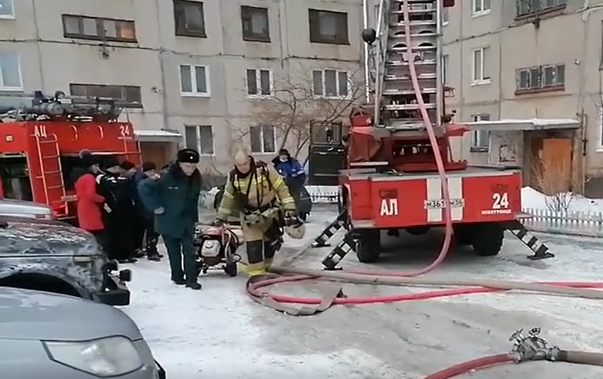 В Новотроицке 11 огнеборцев потушили пожар на 8 этаже жилого дома
