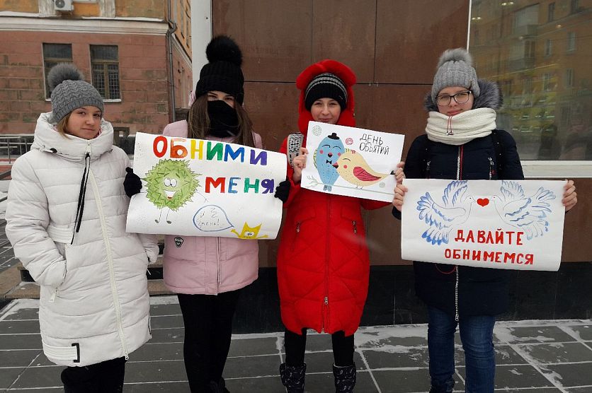 Давай обнимемся. День давай обнимемся. Давай обнимемся акция. Давай пообнимаемся. Земляки обнимаются.