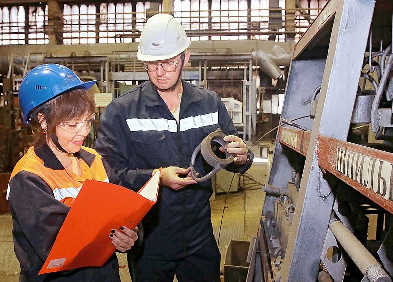 Предотвращая опасность: работники Уральской стали изучают охрану труда 
