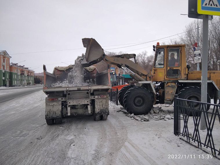  Городская среда: службы Новотроицка вышли на борьбу с гололёдом