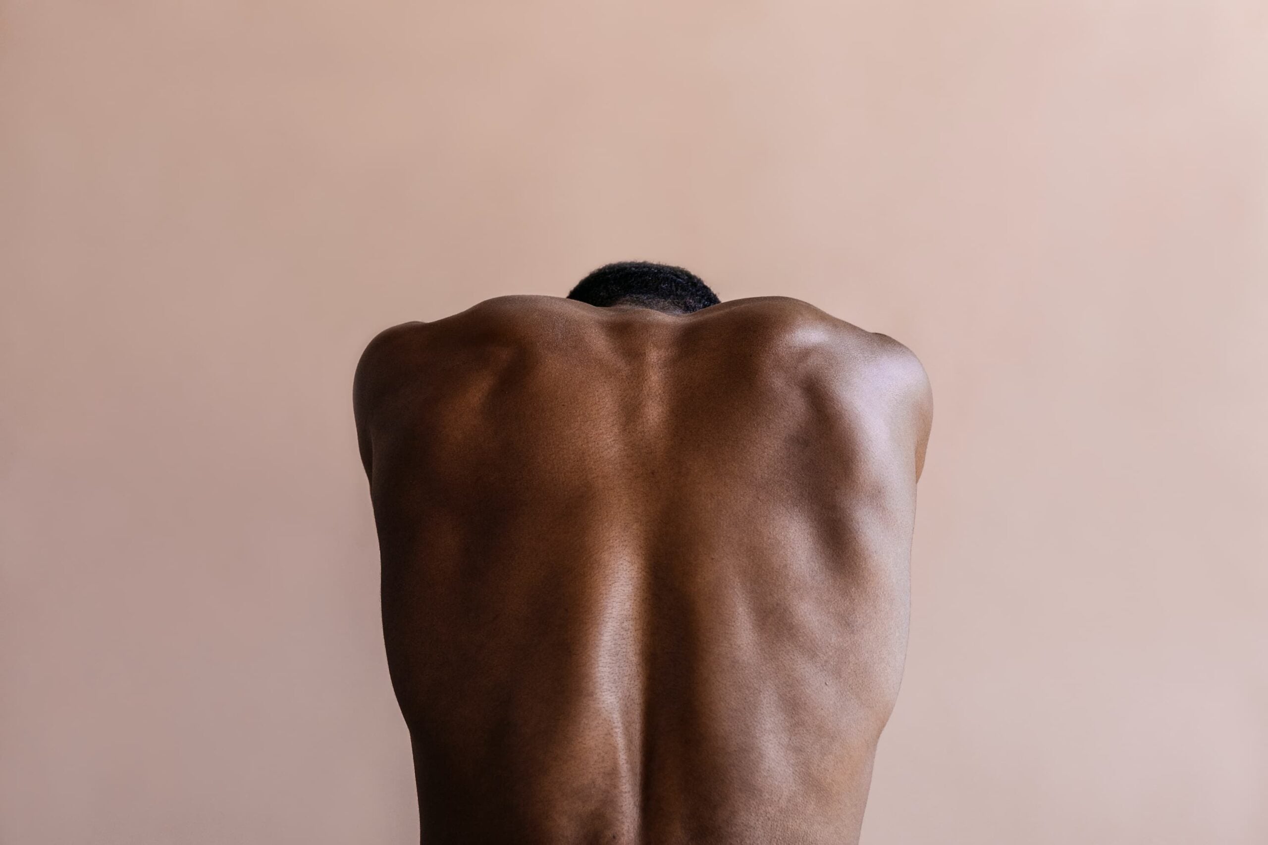 Волосы на спине: как побриться в труднодоступной зоне?