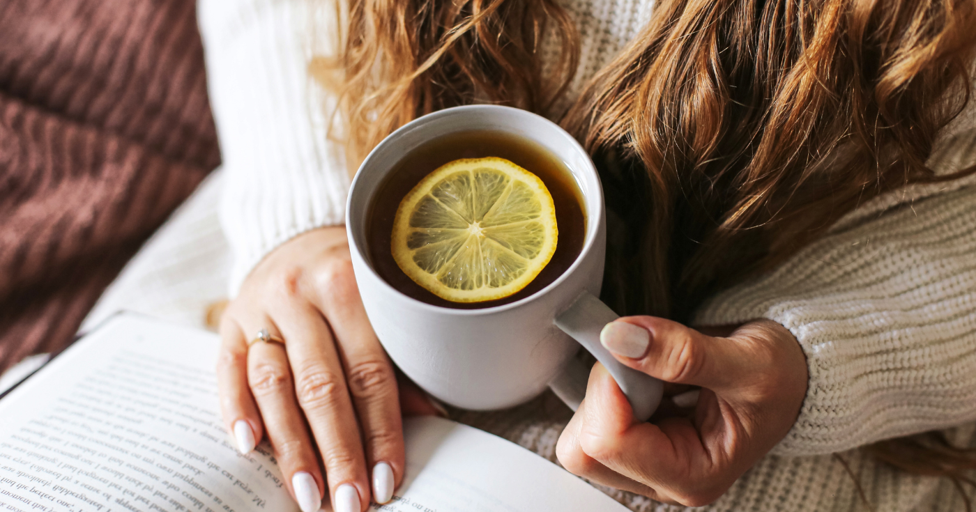 Покраснения, зуд и розацея: этот тёплый вечерний напиток преобразит кожу — совет дерматолога