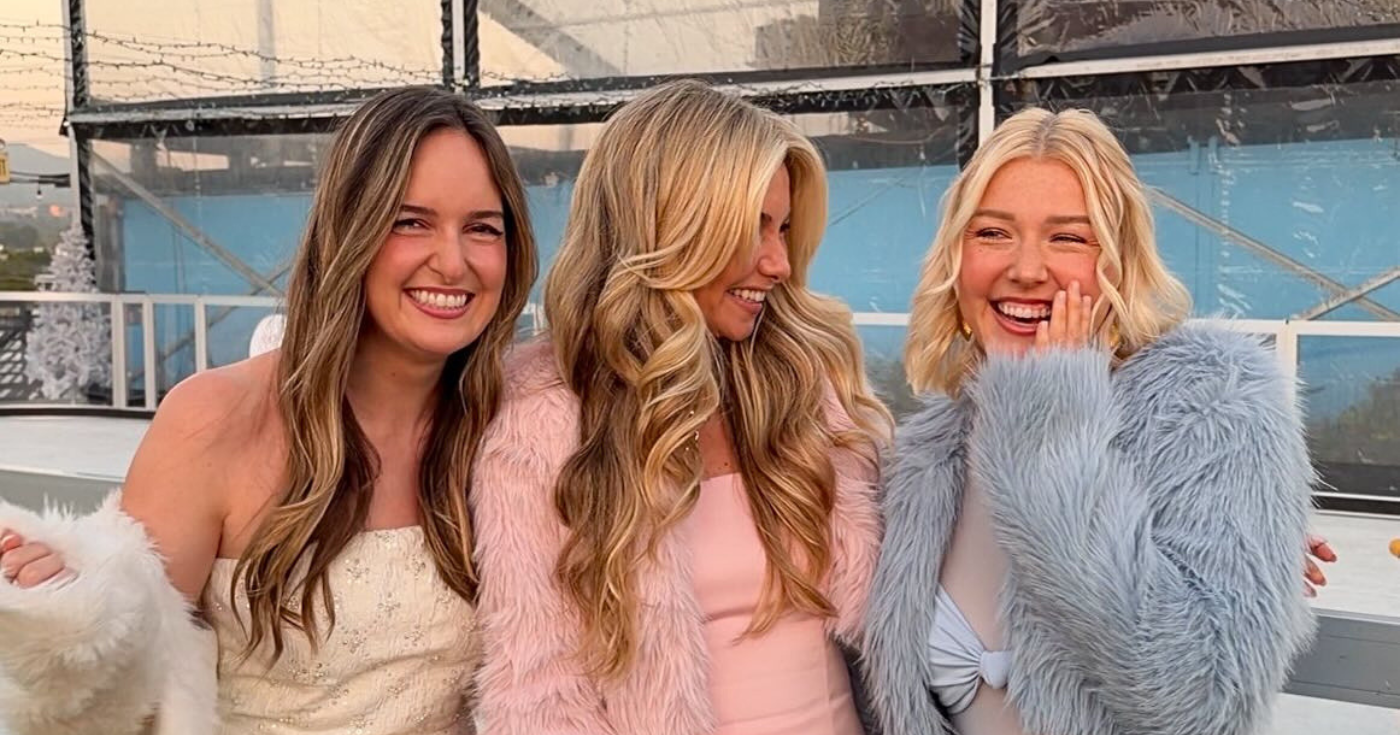 Блондинкам: три цвета, которые осветят ваш тон лица этой весной (и какие цвета стоит избегать)