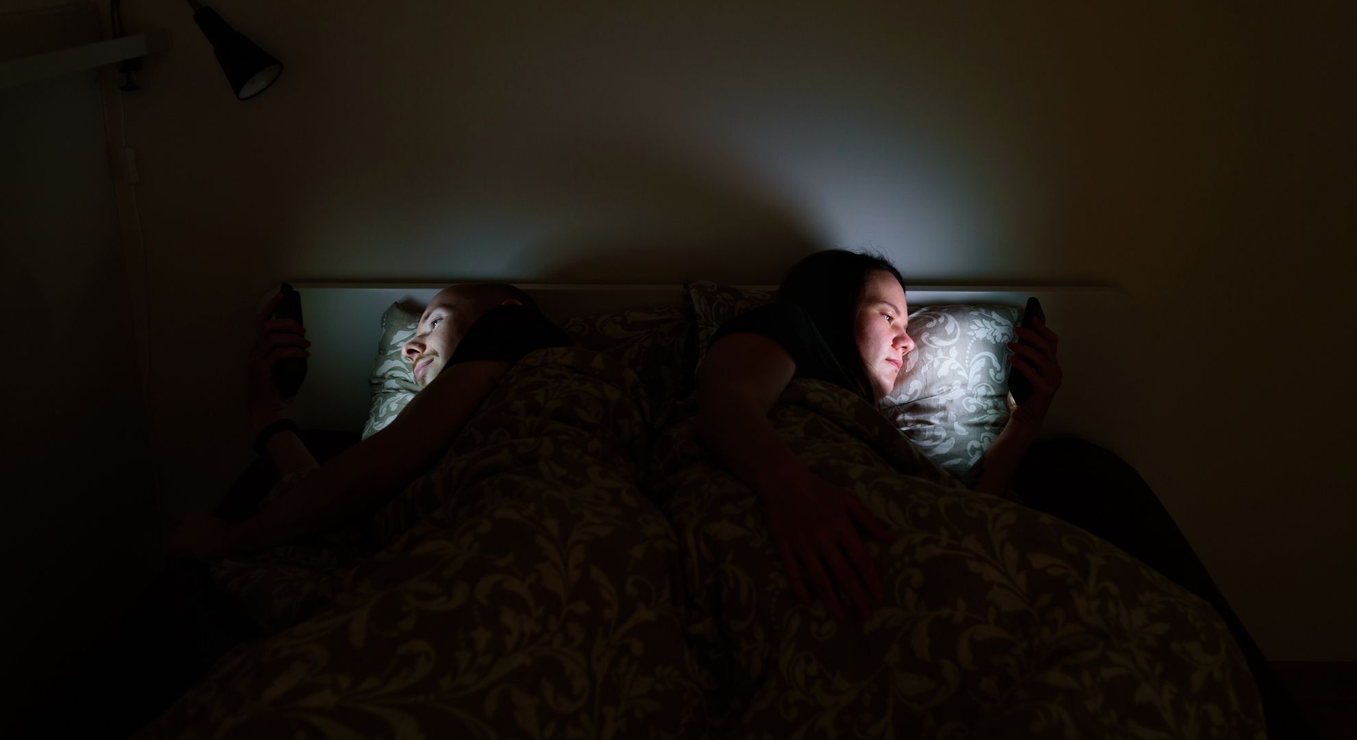 Эта привычка после пробуждения, которую повторяют миллионы россиян, ослабляет память сильнее, чем недосып