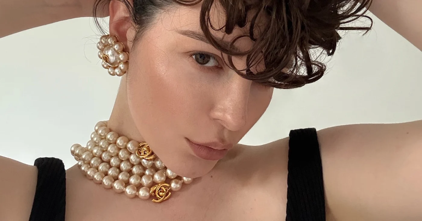 Перламутровое украшение Chanel, которое завоевывает подиумы весна-лето 2027: как носить, чтобы не выглядеть бабушкой